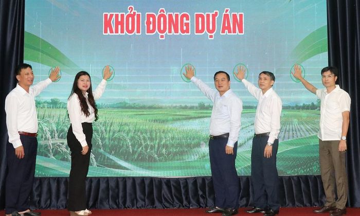 Các đại biểu thực hiện nghi thức khởi động dự án canh tác lúa thân thiện với môi trường.