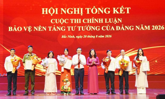 Đồng chí Nguyễn Thị Hương và đồng chí Nguyễn Đình Lợi trao giải A cho các tác giả, nhóm tác giả.