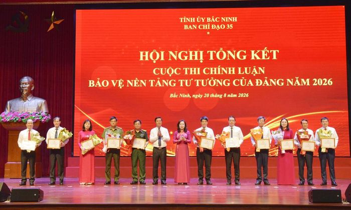 Đồng chí Nguyễn Thị Hương và đồng chí Lê Xuân Lợi trao giải cho các tập thể có thành tích xuất sắc trong tổ chức triển khai và tham gia Cuộc thi.