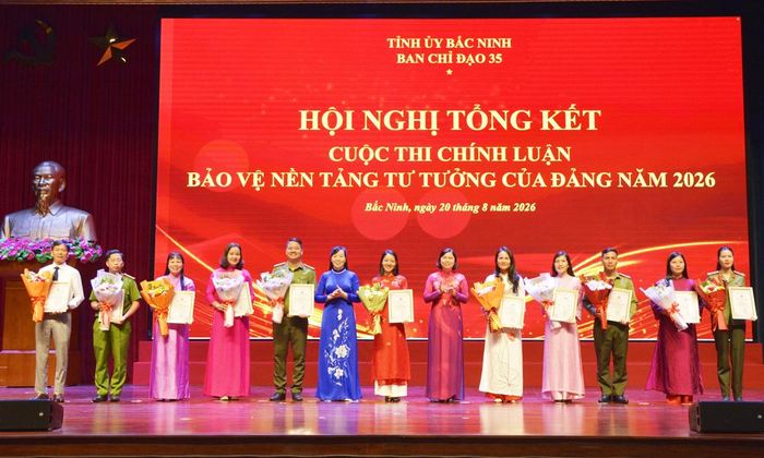 Đồng chí Trần Thị Hằng và đồng chí Nguyễn Thị Hà trao giải B cho các tác giả, nhóm tác giả.