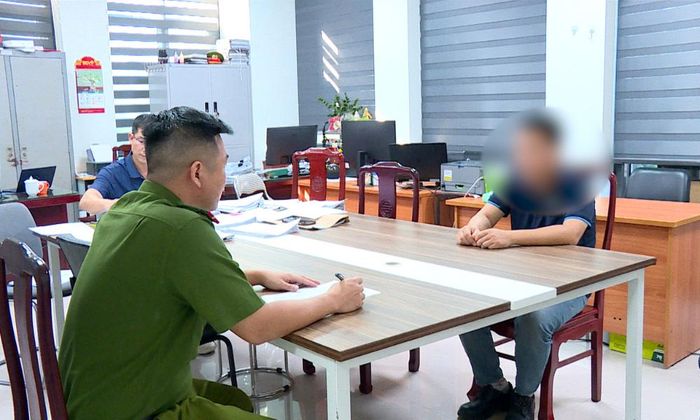  Đối tượng T.V.H (bên phải) làm việc tại Công an tỉnh Bắc Ninh. 