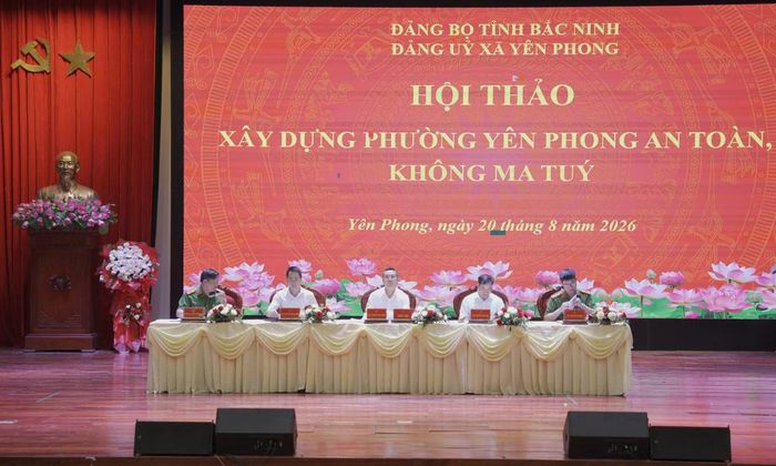 Các đại biểu chủ trì hội thảo.