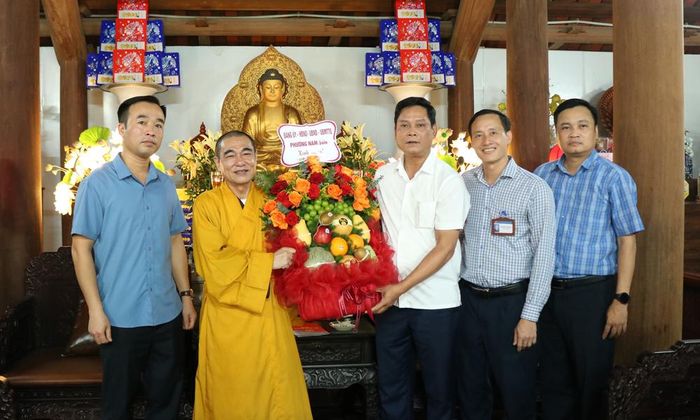  Lãnh đạo phường Nam Sơn chúc mừng Thượng tọa Thích Thanh Trung.  