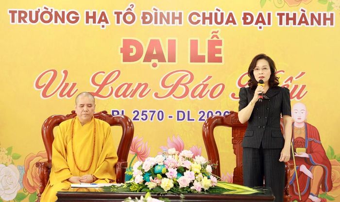  Đồng chí Nguyễn Thị Hương thông tin đến Hoà thượng Thích Thanh Phụng về tình hình kinh tế - xã hội của tỉnh. 
