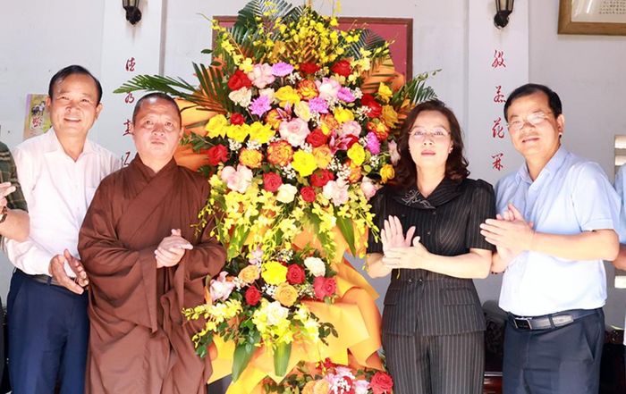  Đồng chí Nguyễn Thị Hương tặng hoa chúc mừng Thượng tọa Thích Tục Vinh tại chùa Bổ Đà. 