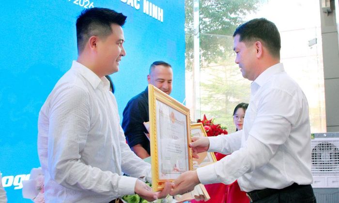 Đồng chí Nguyễn Hồng Thái trao Bằng khen của Chủ tịch UBND tỉnh cho một số cá nhân có thành tích xuất sắc.