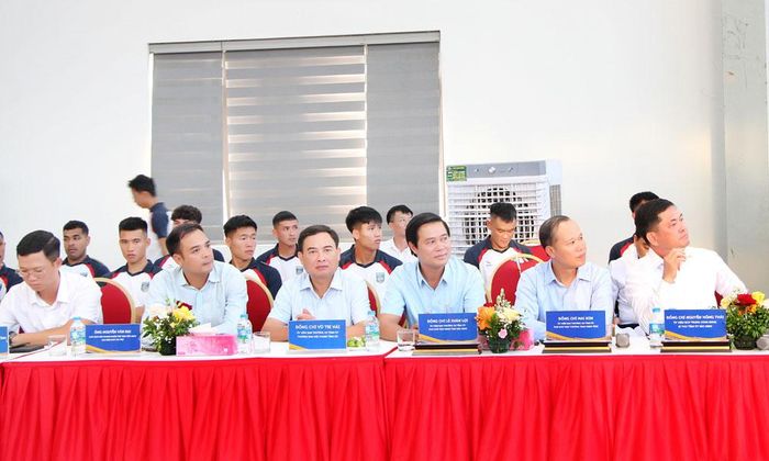Đại biểu nghe giới thiệu về FC Bắc Ninh.