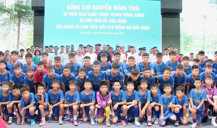 Đồng chí Nguyễn Hồng Thái cùng đoàn công tác của tỉnh chụp ảnh lưu niệm cùng tập thể lãnh đạo, vận động viên FC Bắc Ninh.