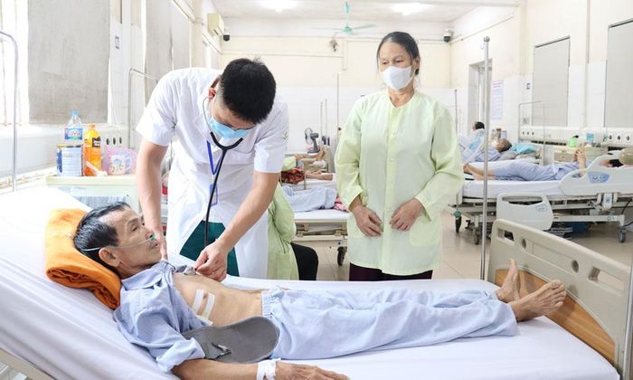 Bác sĩ Nguyễn Đức Thưởng khám cho bệnh nhân COPD tại Bệnh viện Phổi Bắc Ninh số 2.