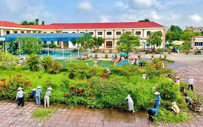 Giáo viên Trường Mầm non Đông Phong (xã Tam Đa) vệ sinh trường lớp chuẩn bị đón năm học mới. 
