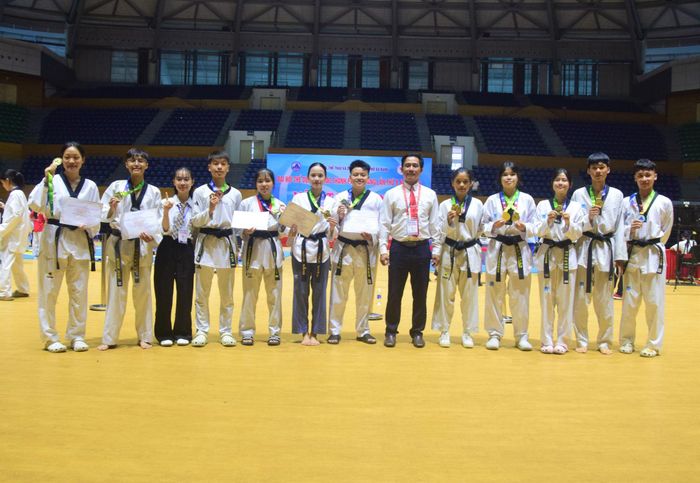 Những vận động viên xuất sắc giành huy chương tại giải. Ảnh: PHI NÔNG