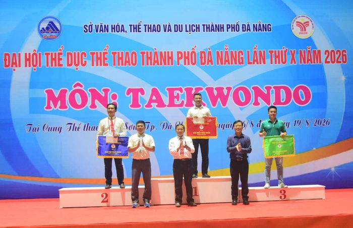 Ban tổ chức trao giải toàn đoàn. Ảnh: PHI NÔNG