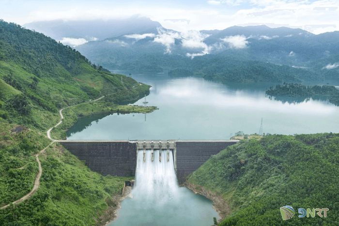 Quy trình vận hành liên hồ chứa trên lưu vực sông Vu Gia - Thu Bồn đang được đề xuất điều chỉnh theo hướng vận hành tăng dung tích phòng lũ của các hồ. Ảnh: HOÀNG HIỆP