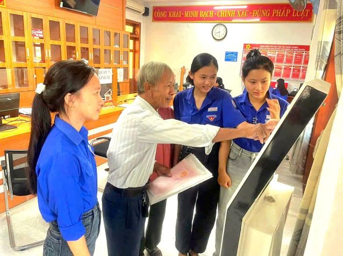 Đoàn xã Tiên Phước triển khai đội hình thanh niên hỗ trợ dịch vụ công cho người dân tại Trung tâm Phục vụ hành chính công xã. Ảnh: MAI DÂN