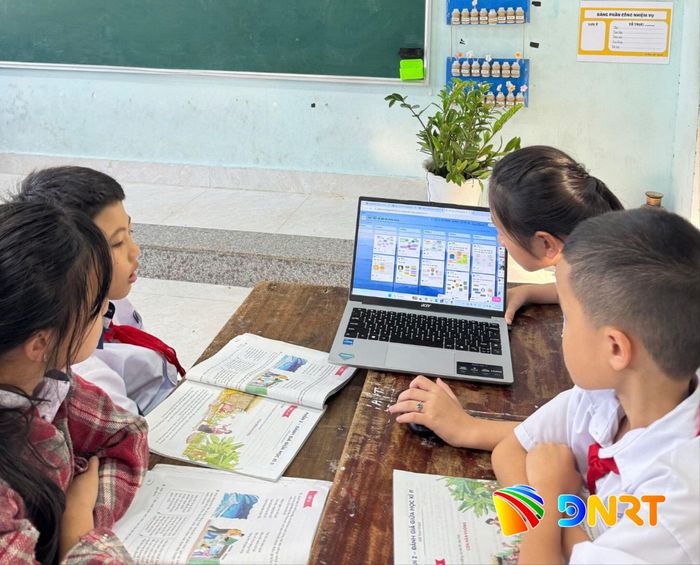 Những giờ học sáng tạo của cô và trò Trường Tiểu học Nguyễn Huệ. Ảnh: QN