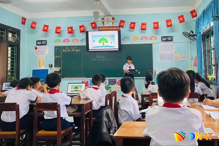 Sự đổi mới trong các tiết học giúp học sinh mạnh dạn trình bày trước lớp học. Ảnh: QN