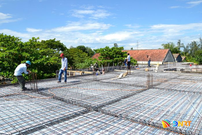 Nhà thầu chuẩn bị đổ bê tông sàn tầng 1 Trường Tiểu học Lê Lai vào sáng ngày 17/8. Ảnh: CÔNG TÚ