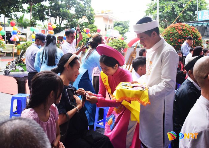Thực hiện nghi thức cài hoa hồng lên áo cho phật tử, người dân và du khách tại Lễ hội Vu Lan báo hiếu, Ngũ Hành Sơn năm 2025. Ảnh: ĐOÀN HẠO LƯƠNG