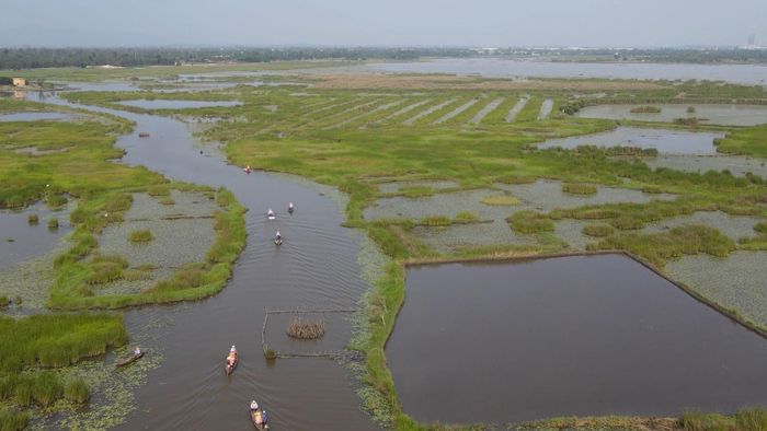 Du khách tham quan trên sông Đầm. Ảnh: QUANG SƠN