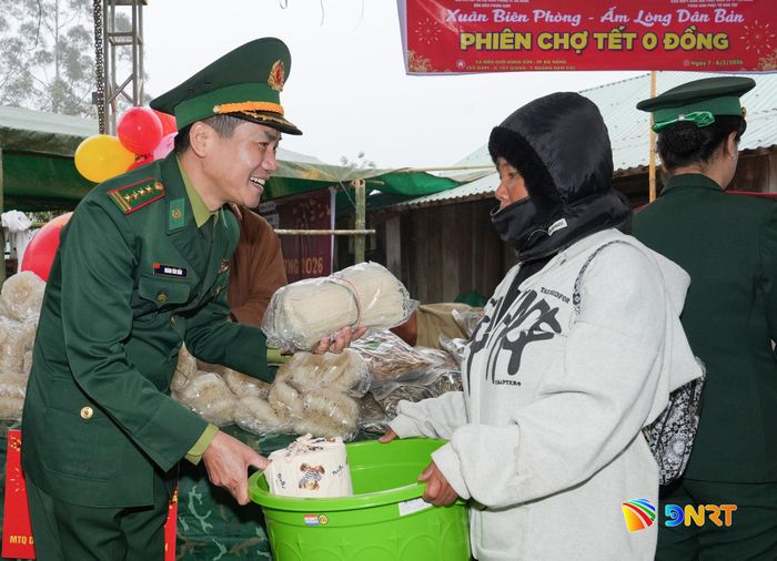 Đại tá Hoàng Văn Mẫn, Chính ủy BĐBP thành phố kiểm tra nhu yếu phẩm tặng người dân tại gian hàng "Phiên chợ Tết 0 đồng". Ảnh: HUỲNH CHÍN