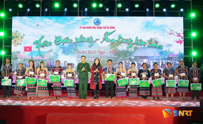 Lãnh đạo địa phương và BĐBP thành phố Đà Nẵng trao quà cho các hộ dân trong Chương trình "Xuân Biên phòng - Ấm lòng dân bản". Ảnh: HUỲNH CHÍN