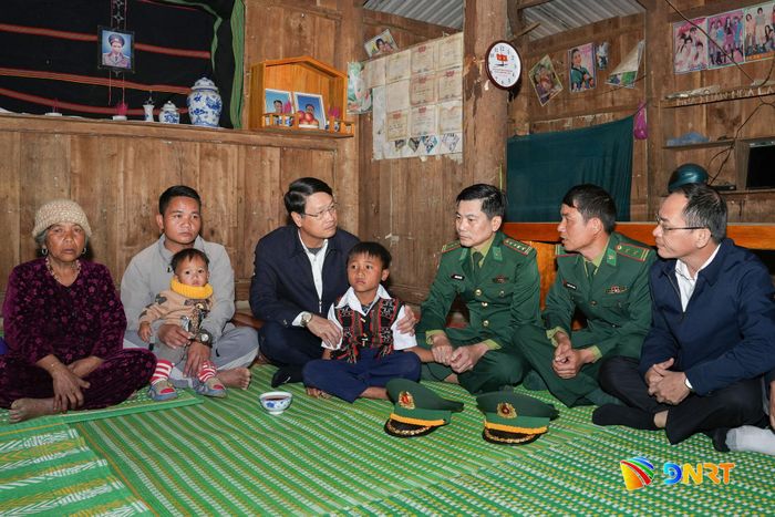 Đồng chí Ngô Xuân Thắng, Phó Bí thư Thành ủy Đà Nẵng thăm gia đình hai em Zơ Râm Hải Dương và Zơ Râm Việt Hoàng. Ảnh: HUỲNH CHÍN