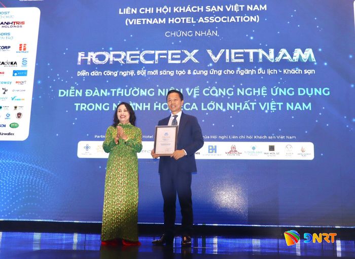 Lãnh đạo Hiệp hội Du lịch Việt Nam (bên trái) trao chứng nhận Diễn đàn thường niên về công nghệ ứng dụng trong ngành Horeca (khách sạn - nhà hàng - du lịch) lớn nhất Việt Nam cho đại diện ban tổ chức sự kiện. Ảnh: QUỐC TUẤN