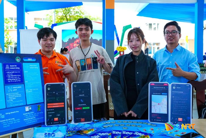 Không gian trưng bày các dự án khởi nghiệp của học sinh, sinh viên. Ảnh: NGỌC HÀ