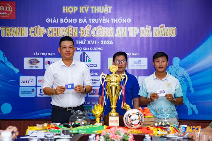 Các đội tham gia bốc thăm chia bảng tại buổi họp kỹ thuật. Ảnh: BẢO LÂM