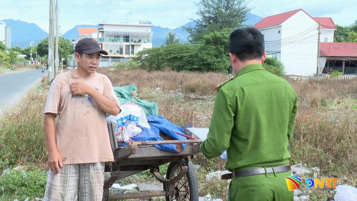 Công an phường Hòa Khánh là đầu mối tiếp nhận thông tin, tổ chức xác minh, xử lý hành vi đổ trộm rác thải, xà bần. Ảnh: QUANG THẮNG