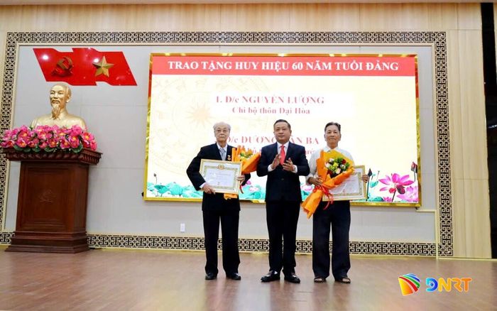 Bí thư Đảng ủy xã Đại Lộc Nguyễn Hảo trao tặng Huy hiệu 60 năm tuổi Đảng. Ảnh: NGUYỄN TUYẾT