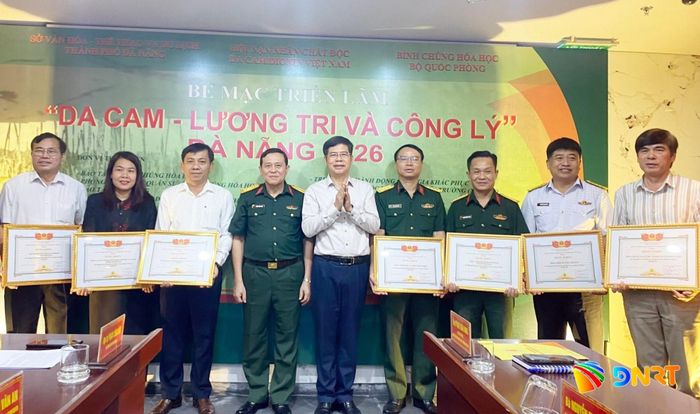 Trao thưởng cho các tập thể có đóng góp tích cực tại triển lãm. Ảnh: KHÁNH LINH