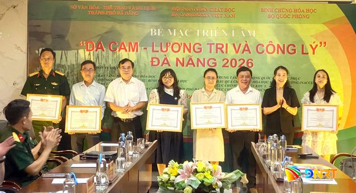 Trao thưởng cho các cá nhân. Ảnh: KHÁNH LINH