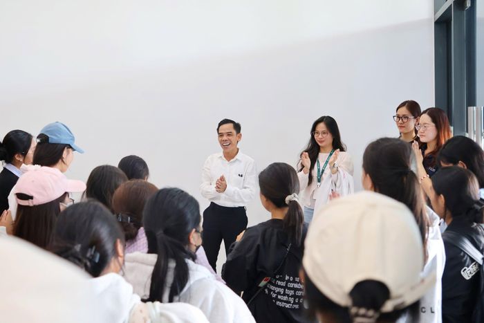 Các bạn nữ sinh được cán bộ nhân viên HOIANA hướng dẫn trải nghiệm các dịch vụ tại HOIANA. Ảnh: TUYẾT MAI
