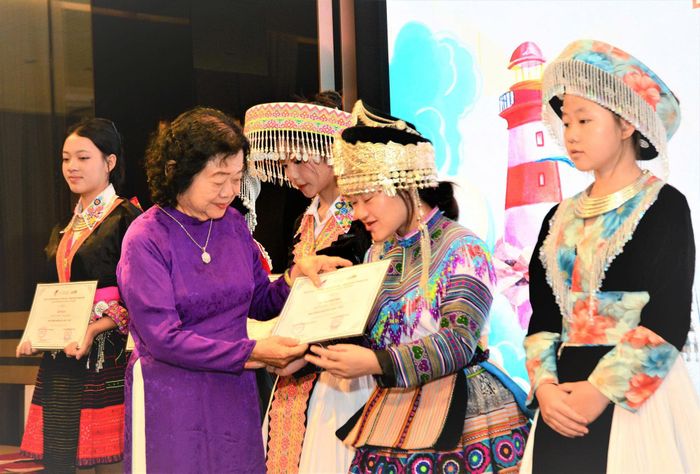 Bà Trương Mỹ Hoa trao học bổng năm 2026 cho các bạn nữ sinh. Ảnh: TUYẾT MAI