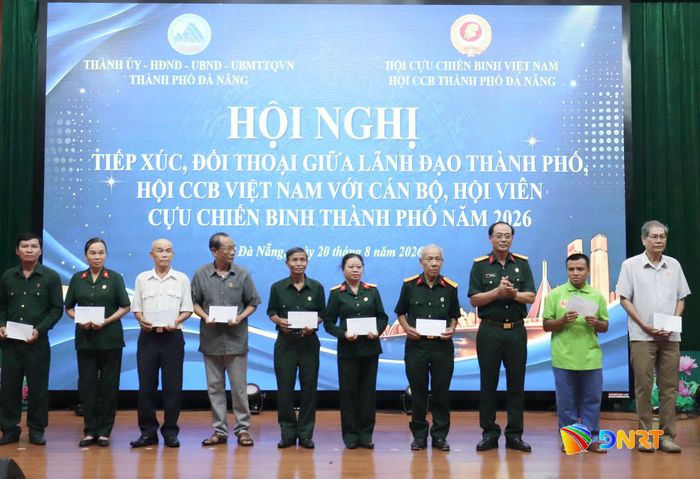 Hội Cựu chiến binh thành phố trao 20 suất quà cho các hội viên có hoàn cảnh khó khăn. Ảnh: KHÁNH NGÂN