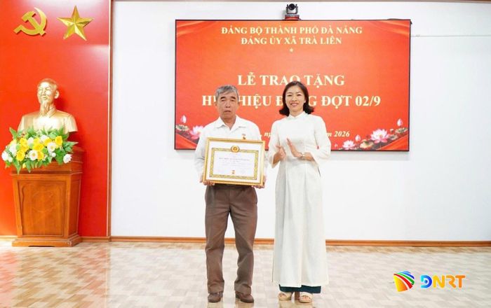 Bí thư Đảng ủy xã Trà Liên Lê Thị Thu Vân trao Huy hiệu Đảng cho đảng viên. Ảnh: LỆ TÚ