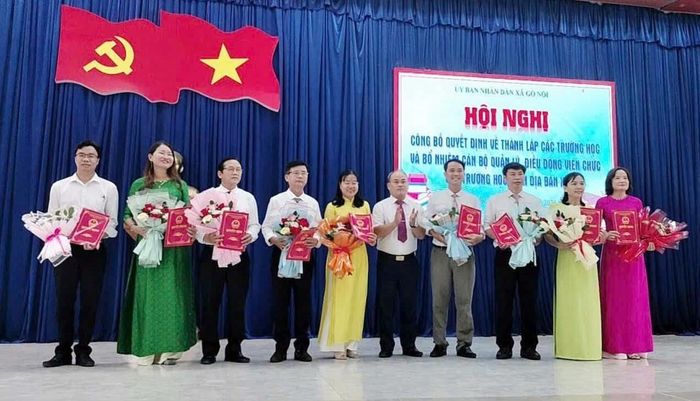 Trao quyết định sắp xếp trường học trên địa bàn xã Gò Nổi. Ảnh: Xã Gò Nổi
