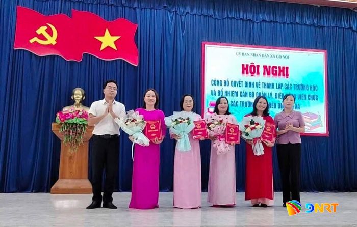 Bà Lê Thị Tuyết Hoa (đứng thứ 3 từ trái qua) được bổ nhiệm giữ chức Hiệu trưởng Trường Mầm non Phan Triêm.