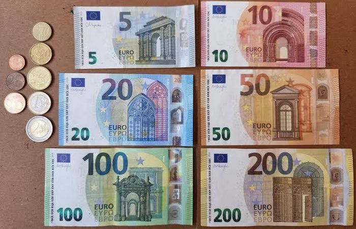 Tiền giấy Euro đang lưu hành. Ảnh: Reddit