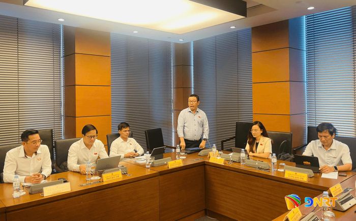 Đại biểu Quốc hội Trần Mạnh Huy (Đà Nẵng) thảo luận tại tổ. Ảnh: HỒNG CHÂU