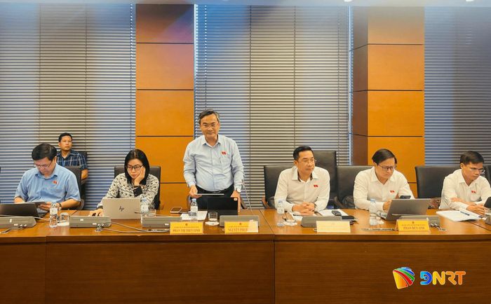 Đại biểu Quốc hội Nguyễn Phi Hùng (Đà Nẵng) thảo luận tại tổ. Ảnh: HỒNG CHÂU