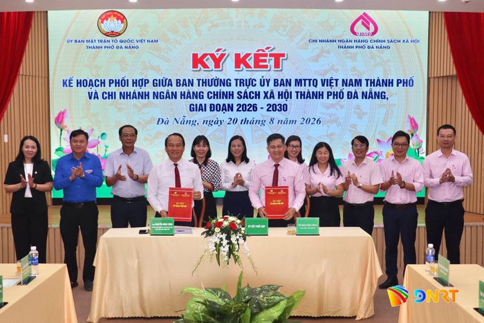 Ban Thường trực Ủy ban MTTQ Việt Nam thành phố và Chi nhánh Ngân hàng Chính sách xã hội thành phố ký kết quy chế phối hợp giai đoạn 2026 - 2030. Ảnh: QUỐC TUẤN