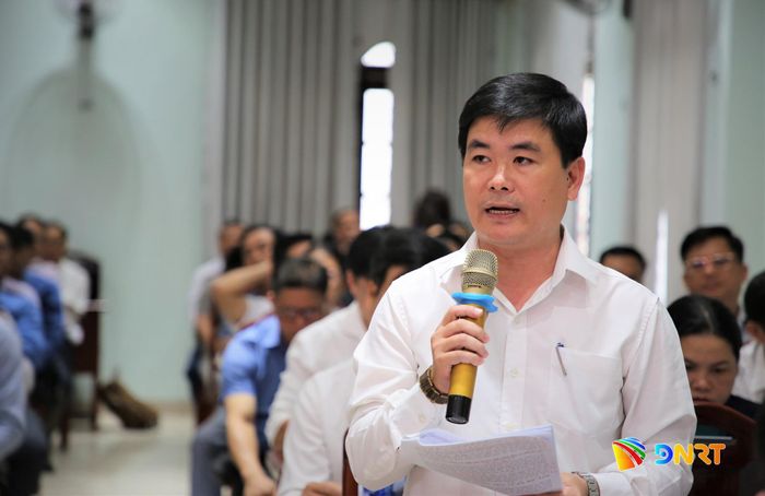 Bí thư Đảng ủy, Chủ tịch HĐND xã Hiệp Đức Lê Quang Quỳnh kiến nghị tháo gỡ một số nội dung khó khăn, vướng mắc trong vận hành chính quyền địa phương 2 cấp tại địa phương thời gian qua. Ảnh: ALĂNG NGƯỚC