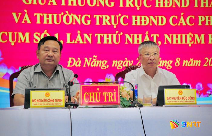 Phó Bí thư Thành ủy, Chủ tịch HĐND thành phố Nguyễn Đức Dũng và Phó Chủ tịch HĐND thành phố Nguyễn Công Thanh đồng chủ trì hội nghị. Ảnh: ALĂNG NGƯỚC