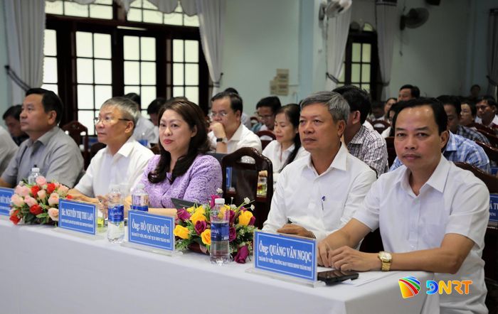 Lãnh đạo thành phố tham dự hội nghị. Ảnh: ALĂNG NGƯỚC