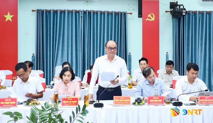 Chủ tịch UBND phường Liên Chiểu Trần Công Nguyên báo cáo tại buổi làm việc. Ảnh: NGỌC PHÚ