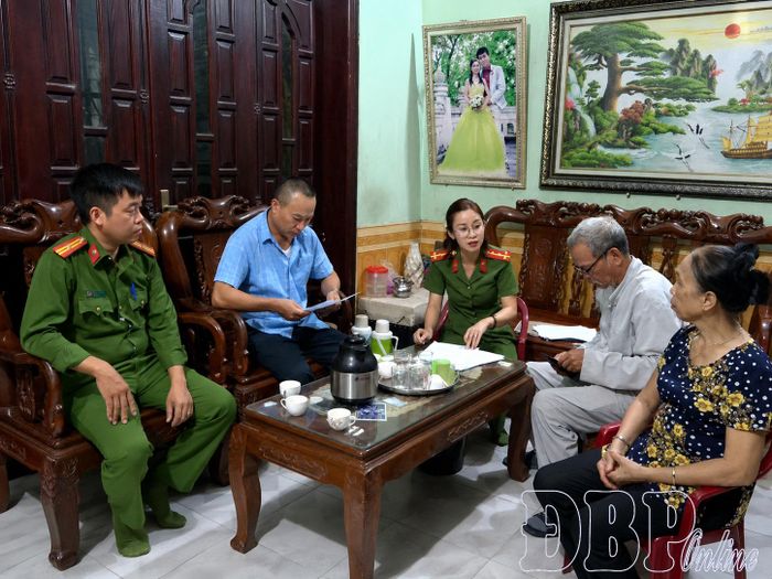 Ông Trần Quang Chén (thứ 2 từ phải sang), phường Mường Thanh, tỉnh Điện Biên cung cấp thông tin về người anh trai là liệt sĩ Trần Văn Châm cho lực lượng chức năng.