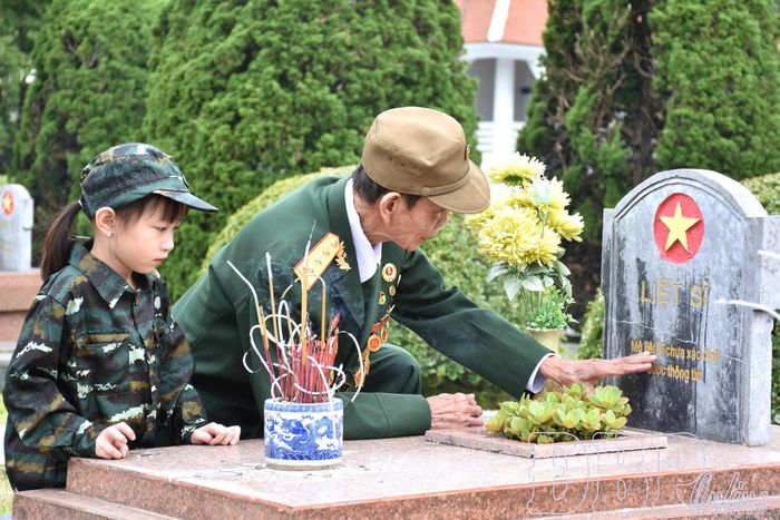Chiến sĩ Điện Biên Phạm Bá Miều thắp hương tri ân Anh hùng liệt sĩ tại Nghĩa trang Liệt sĩ quốc gia A1 và mong muốn sớm tìm lại được tên tuổi, quê quán cho liệt sĩ.