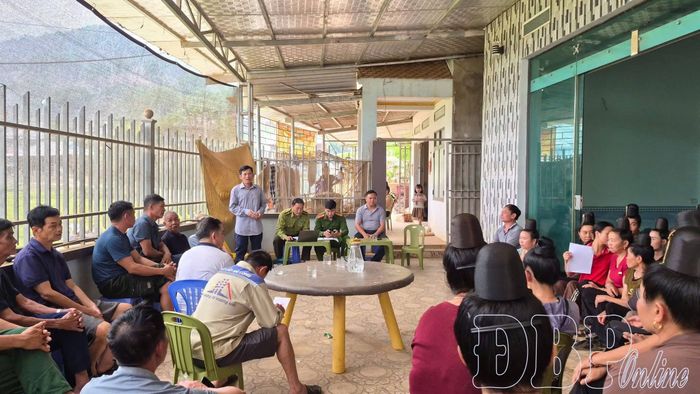 Cán bộ kiểm lâm và lực lượng chức năng tuyên truyền người dân xã Quài Tở bảo vệ phát triển rừng, góp phần thúc đẩy tín chỉ carbon.